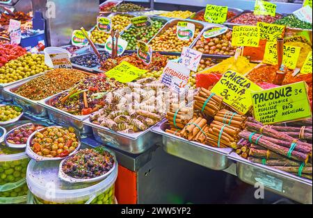 Der Stand des Atarazanas Markts mit Gurken, Gewürzen, Kräutern und geräucherten Oliven, Malaga, Spanien Stockfoto