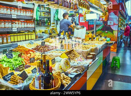 MALAGA, SPANIEN - 28. SEPTEMBER 2019: Atarazanas zentrale Markthalle mit kleinen Ständen, die getrocknete Früchte, Nüsse, Olivenöl und Gewürze anbieten, am 28. September in Mala Stockfoto