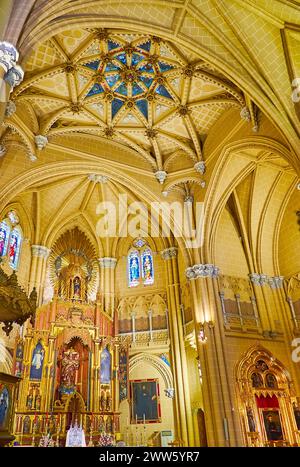 MALAGA, SPANIEN - 28. SEPTEMBER 2019: Die Hauptkapelle der Kirche des Heiligen Herzens mit geschnitztem Holzaltar, verziert mit Gemälden, Skulpturen und vergoldetem Auto Stockfoto