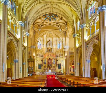 MALAGA, SPANIEN - 28. SEPTEMBER 2019: Innenraum der historischen Kirche des Heiligen Herzens mit reichen gotischen Verzierungen, am 28. September in Malaga Stockfoto