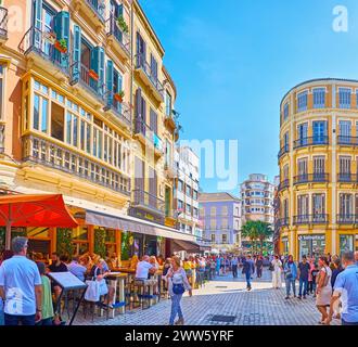 MALAGA, SPANIEN - 28. SEPTEMBER 2019: Die bei Touristen und Einheimischen beliebte Calle Granada zieht Menschen mit vielen Outdoor-Dining, Tapas Bars und Re an Stockfoto