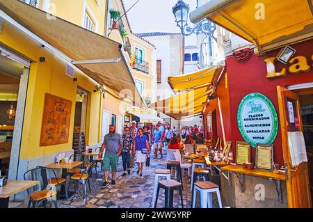 MALAGA, SPANIEN - 28. SEPTEMBER 2019: Die enge Calle San Agustin mit kleinen Cafés, Tapas-Bars und Restaurants im Freien, am 28. September in Malaga Stockfoto