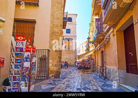 MALAGA, SPANIEN - 28. SEPTEMBER 2019: Die kleinen Souvenirläden mit Postkarten rund um das Pablo Picasso Museum in der Calle San Agustin, am 28. September in Malaga Stockfoto