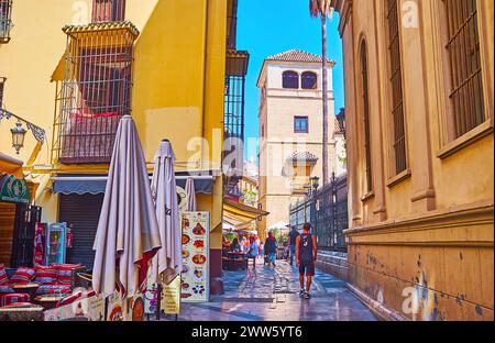 MALAGA, SPANIEN - 28. SEPTEMBER 2019: Calle San Agustin mit Restaurants im Freien und Vintage-Häusern, am 28. September in Malaga Stockfoto