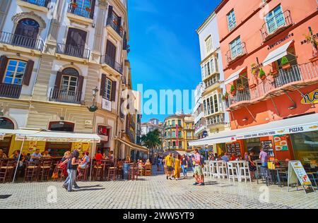 MALAGA, SPANIEN - 28. SEPTEMBER 2019: Der geschäftige Plaza del Siglo mit beliebten Tapas-Bars und Restaurants, Malaga, Spanien Stockfoto