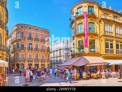 MALAGA, SPANIEN - 28. SEPTEMBER 2019: Die überfüllte Einkaufsstraße Granada mit historischen Stadthäusern, Restaurants und Restaurants im Freien, Malaga, Spanien Stockfoto