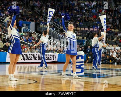 Pittsburgh, PA, USA. März 2024. Die Kentucky Wildcats Cheer Squad tritt in der ersten Spielhälfte des Basketballspiels zwischen den Kentucky Wildcats und den Oakland Golden Grizzlies in der ersten Runde des NCAA-Turnierspiels in der PPG Paints Arena in Pittsburgh, PA, auf. Quelle: csm/Alamy Live News Stockfoto