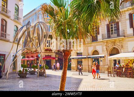 MALAGA, SPANIEN - 28. SEPTEMBER 2019: Die klassischen Gebäude und die moderne Panta Rei Skulptur befinden sich am geschäftigen Einkaufszentrum Plaza del Siglo, am 28. September in Mal Stockfoto