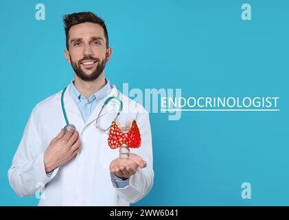 Endokrinologe mit Schilddrüsenabbildung auf hellblauem Hintergrund Stockfoto