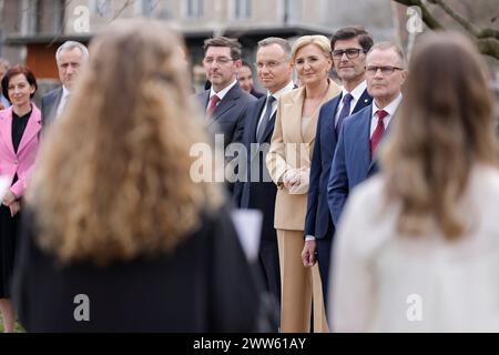 Kranj, Slowenien. März 2024. Der polnische Präsident Andrzej Duda und sein Ehegatte, Sloweniens erster Gentleman Aleš Musar (L) und der Bürgermeister von Kranj Matja Rakovec (2. Von rechts) hören das Lyrikkonzert bei der Enthüllung der Statue des polnischen Dichters Adam Mickiewicz im Park La Ciotat in Kranj. Die Statue steht in der Allee der Zeitgenossen Prešeren, einer Reihe von Statuen der Zeitgenossen des größten slowenischen Dichters Frankreich Prešeren. (Foto: Luka Dakskobler/SOPA Images/SIPA USA) Credit: SIPA USA/Alamy Live News Stockfoto