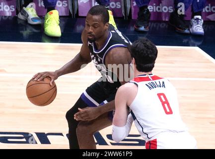 Washington, USA. März 2024. WASHINGTON, DC – 21. MÄRZ: Deni Avdija (8) verteidigt gegen Harrison Barnes (40) bei einem NBA-Spiel zwischen den Washington Wizards und den Sacramento Kings am 21. März 2024 in der Capital One Arena in Washington DC. (Foto: Tony Quinn/SipaUSA) Credit: SIPA USA/Alamy Live News Stockfoto