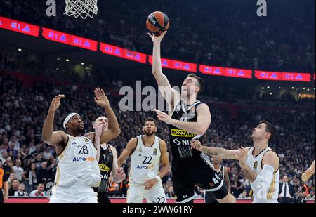 Belgrad, Serbien. März 2024. Partizans Frank Kaminsky (TOP) streitet mit Real Madrids Guerschon Yabusele (L), Walter Tavares (3. L) und Carlos Alocen während des Basketballspiels der Euroleague 31 zwischen Partizan und Real Madrid am 21. März 2024 in Belgrad, Serbien. Quelle: Predrag Milosavljevic/Xinhua/Alamy Live News Stockfoto