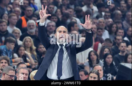 Belgrad, Serbien. März 2024. Real Madrids Cheftrainer Chus Mateo gibt beim Basketballspiel der Euroleague 31 zwischen Partizan und Real Madrid am 21. März 2024 in Belgrad, Serbien, Gesten. Quelle: Predrag Milosavljevic/Xinhua/Alamy Live News Stockfoto