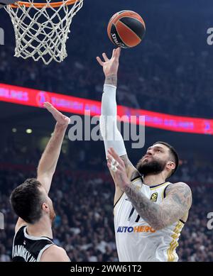 Belgrad, Serbien. März 2024. Vincent Poirier (R) von Real Madrid streitet mit Partizans Frank Kaminsky während des Basketballspiels der Euroleague 31 zwischen Partizan und Real Madrid am 21. März 2024 in Belgrad, Serbien. Quelle: Predrag Milosavljevic/Xinhua/Alamy Live News Stockfoto