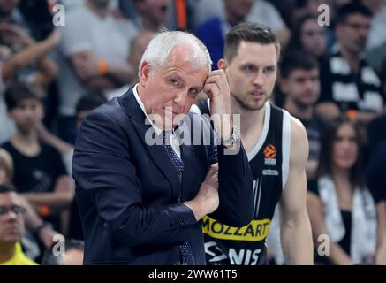 Belgrad, Serbien. März 2024. Partizans Cheftrainer Zeljko Obradovic gibt während des Basketballspiels der Euroleague 31 zwischen Partizan und Real Madrid in Belgrad am 21. März 2024 Gesten. Quelle: Predrag Milosavljevic/Xinhua/Alamy Live News Stockfoto