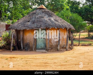 Traditionelles Rondavel in einem afrikanischen Dorf in Botswana, Blick vom Hinterhof Stockfoto