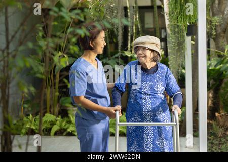 Gartentherapie in der Demenzbehandlung älterer Frauen. Stockfoto