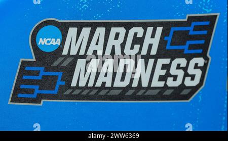 Pittsburgh, PA, USA. März 2024. March Madness Logo in der zweiten Spielhälfte des Basketballspiels zwischen den Kentucky Wildcats und Oakland Golden Grizzlies in der ersten Runde des NCAA Turnierspiels in der PPG Paints Arena in Pittsburgh, PA. Quelle: csm/Alamy Live News Stockfoto