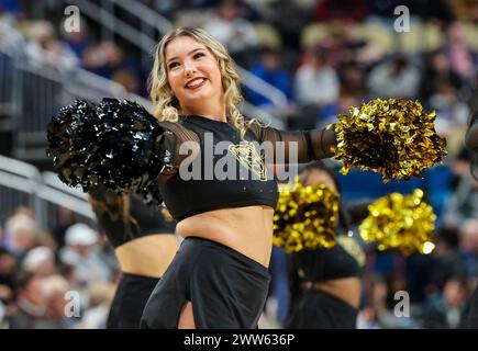 Pittsburgh, PA, USA. März 2024. Der Cheerleader Oakland Golden Grizzlies tritt in der zweiten Spielhälfte im Basketballspiel zwischen den Kentucky Wildcats und Oakland Golden Grizzlies in der ersten Runde des NCAA-Turnierspiels in der PPG Paints Arena in Pittsburgh, PA, auf. Quelle: csm/Alamy Live News Stockfoto