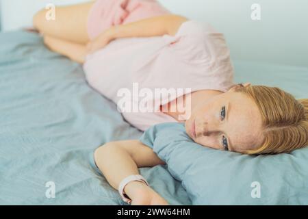 Schlafarme Schwangere leiden unter Schlaflosigkeit und meistern die Herausforderungen der Unruhe während der Schwangerschaft Stockfoto