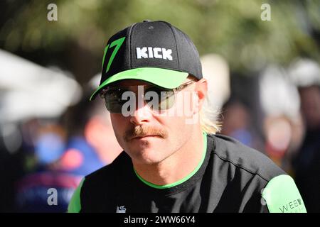 MELBOURNE, AUSTRALIEN, 25. Februar 2024. Im Bild: 77 Valtteri Bottas (FIN) Stake F1 Team tritt sauber im Fahrerlager beim FIA Formel 1 Rolex Australian Grand Prix 2024 3. Runde vom 22. Bis 24. März auf dem Albert Park Street Circuit in Melbourne, Australien. Quelle: Karl Phillipson/Alamy Live News Stockfoto