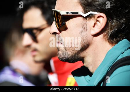 MELBOURNE, AUSTRALIEN, 25. Februar 2024. Im Bild: 14 Fernando Alonso (ESP) Aston Martin Aramco F1 Team (Vordergrund) steigt mit 55 Carlos Sainz Jr. ins Fahrerlager ein (ESP) Scuderia Ferrari beim FIA Formel 1 Rolex Australian Grand Prix 2024 3. Runde vom 22. Bis 24. März auf dem Albert Park Street Circuit in Melbourne, Australien. Quelle: Karl Phillipson/Alamy Live News Stockfoto
