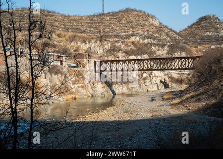 Die eiserne Brücke im Dorf Faluling, Jingxing County, Shijiazhuang City, Provinz Hebei, wurde 1906 von Daydé & Pillé gebaut. Es ist sti Stockfoto