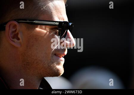 MELBOURNE, AUSTRALIEN, 25. Februar 2024. Im Bild: 27 Nico Hülkenberg (DEU) MoneyGram Haas F1 Team im Fahrerlager beim FIA Formel 1 Rolex Australian Grand Prix 2024 3. Runde vom 22. Bis 24. März auf dem Albert Park Street Circuit in Melbourne, Australien. Quelle: Karl Phillipson/Alamy Live News Stockfoto