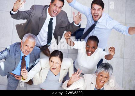 Geschäftsleute, Porträt- und Teamfeier im Büro, Leistung und Unterstützung oder höher. Kollegen, Vielfalt und Zusammenarbeit für Unternehmen gewinnen Stockfoto