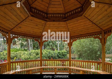Blick von der wunderschönen Gartenlaube im Washington Oaks Gardens State Park in Palm Coast, Florida. (USA) Stockfoto