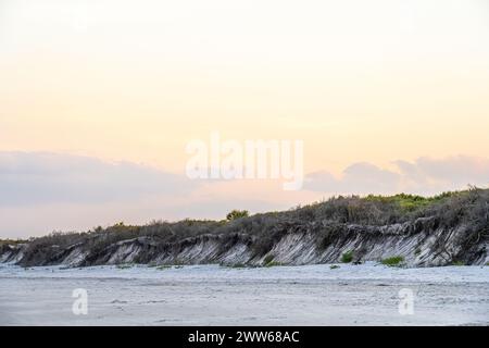 Sanddünen in der Abenddämmerung auf Anastasia Island am Fort Matanzas National Monument in Crescent Beach, Florida. (USA) Stockfoto