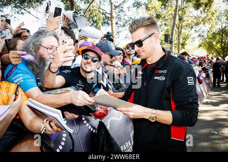 Melbourne, Victoria, Australien. März 2024. MELBOURNE, AUSTRALIEN - 22. MÄRZ: Nico Hulkenberg aus Deutschland mit Fans beim Großen Preis von Australien 2024 im Albert Park in Melbourne, Australien (Kreditbild: © Chris Putnam/ZUMA Press Wire) NUR REDAKTIONELLE VERWENDUNG! Nicht für kommerzielle ZWECKE! Stockfoto