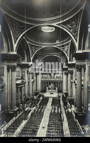 Vintage-Schwarz-weiß-Foto des Kirchenschiffs der Kirche Sainte-Marie-Madeleine in Paris, Frankreich ca. 1885 Stockfoto