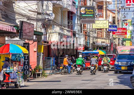 Tagsüber Verkehr, Menschen, Gebäude auf Soi Buakhao, Pattaya, Thailand Stockfoto