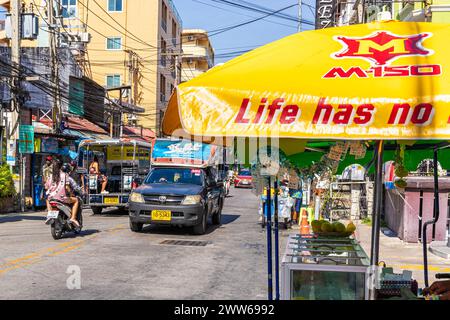 Tagsüber Verkehr, Menschen, Gebäude auf Soi Buakhao, Pattaya, Thailand Stockfoto