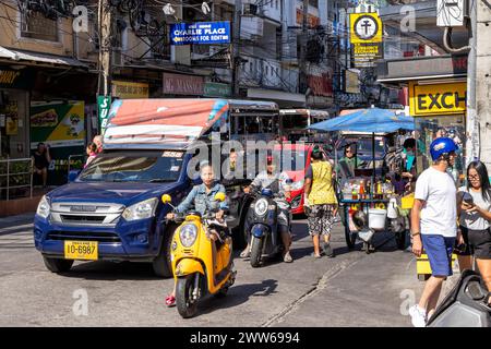 Tagsüber Verkehr, Menschen, Gebäude auf Soi Buakhao, Pattaya, Thailand Stockfoto