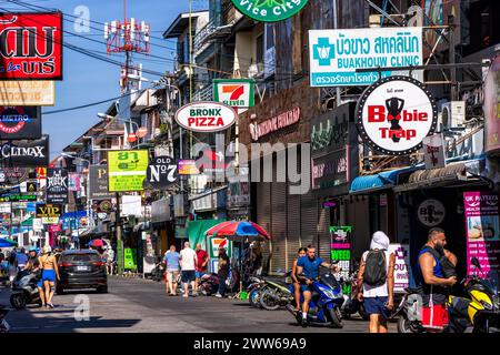 Tagsüber Verkehr, Menschen, Gebäude auf Soi Buakhao, Pattaya, Thailand Stockfoto