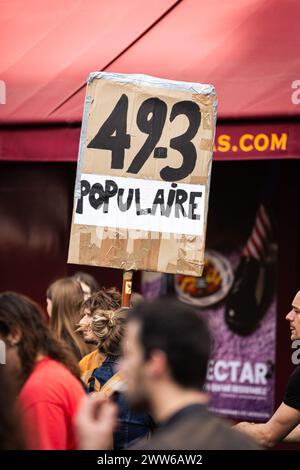 Paris, Frankreich. März 2024. Ein Demonstrant hält während der Demonstration der nationalen Bildungsarbeiter ein Plakat mit der Aufschrift „49,3 vom Volk“. Der Streik des öffentlichen Dienstes brachte Tausende von Menschen in verschiedenen Demonstrationen in ganz Frankreich auf die Straße. In Paris schlossen sich eine Demonstration nationaler Bildungsarbeiter den Beamten an, um eine Erhöhung der Gehälter zu fordern und gegen die gegenwärtige französische Regierung zu protestieren. (Credit Image: © Telmo Pinto/SOPA Images via ZUMA Press Wire) NUR REDAKTIONELLE VERWENDUNG! Nicht für kommerzielle ZWECKE! Stockfoto