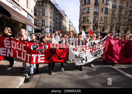 Paris, Frankreich. März 2024. Demonstranten halten während der Demonstration der nationalen Bildungsarbeiter Banner. Der Streik des öffentlichen Dienstes brachte Tausende von Menschen in verschiedenen Demonstrationen in ganz Frankreich auf die Straße. In Paris schlossen sich eine Demonstration nationaler Bildungsarbeiter den Beamten an, um eine Erhöhung der Gehälter zu fordern und gegen die gegenwärtige französische Regierung zu protestieren. (Foto: Telmo Pinto/SOPA Images/SIPA USA) Credit: SIPA USA/Alamy Live News Stockfoto