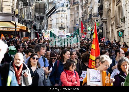 Paris, Frankreich. März 2024. Eine große Gruppe von Demonstranten versammelte sich während der Demonstration der nationalen Erziehungskräfte. Der Streik des öffentlichen Dienstes brachte Tausende von Menschen in verschiedenen Demonstrationen in ganz Frankreich auf die Straße. In Paris schlossen sich eine Demonstration nationaler Bildungsarbeiter den Beamten an, um eine Erhöhung der Gehälter zu fordern und gegen die gegenwärtige französische Regierung zu protestieren. (Foto: Telmo Pinto/SOPA Images/SIPA USA) Credit: SIPA USA/Alamy Live News Stockfoto