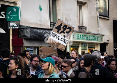 Paris, Frankreich. März 2024. Ein Demonstrant hält während der Demonstration der nationalen Bildungsarbeiter ein Plakat mit der Aufschrift „49,3 vom Volk“. Der Streik des öffentlichen Dienstes brachte Tausende von Menschen in verschiedenen Demonstrationen in ganz Frankreich auf die Straße. In Paris schlossen sich eine Demonstration nationaler Bildungsarbeiter den Beamten an, um eine Erhöhung der Gehälter zu fordern und gegen die gegenwärtige französische Regierung zu protestieren. (Credit Image: © Telmo Pinto/SOPA Images via ZUMA Press Wire) NUR REDAKTIONELLE VERWENDUNG! Nicht für kommerzielle ZWECKE! Stockfoto