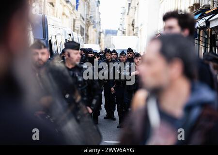 Paris, Frankreich. März 2024. Ein Polizeikommando sah, wie er zur Demonstration der nationalen Erzieher kam. Der Streik des öffentlichen Dienstes brachte Tausende von Menschen in verschiedenen Demonstrationen in ganz Frankreich auf die Straße. In Paris schlossen sich eine Demonstration nationaler Bildungsarbeiter den Beamten an, um eine Erhöhung der Gehälter zu fordern und gegen die gegenwärtige französische Regierung zu protestieren. (Foto: Telmo Pinto/SOPA Images/SIPA USA) Credit: SIPA USA/Alamy Live News Stockfoto