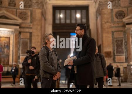 Rom, Italien. März 2024. Der Dichter Gabriele Tinti und der Schauspieler Willem Dafoe lesen die Gedichte von Gabriele Tinti am 21. März 2024 im Pantheon in Rom. (Foto: Luca Carlino/NurPhoto)0 Credit: NurPhoto SRL/Alamy Live News Stockfoto