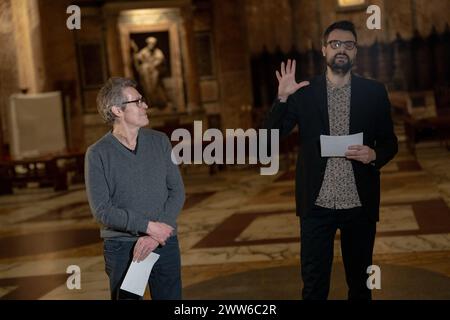 Rom, Italien. März 2024. Der Dichter Gabriele Tinti und der Schauspieler Willem Dafoe lesen die Gedichte von Gabriele Tinti am 21. März 2024 im Pantheon in Rom. (Foto: Luca Carlino/NurPhoto)0 Credit: NurPhoto SRL/Alamy Live News Stockfoto