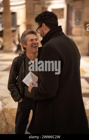 Rom, Italien. März 2024. Der Dichter Gabriele Tinti und der Schauspieler Willem Dafoe lesen die Gedichte von Gabriele Tinti am 21. März 2024 im Pantheon in Rom. (Foto: Luca Carlino/NurPhoto)0 Credit: NurPhoto SRL/Alamy Live News Stockfoto