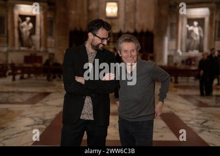 Rom, Italien. März 2024. Der Dichter Gabriele Tinti und der Schauspieler Willem Dafoe lesen die Gedichte von Gabriele Tinti am 21. März 2024 im Pantheon in Rom. (Foto: Luca Carlino/NurPhoto)0 Credit: NurPhoto SRL/Alamy Live News Stockfoto