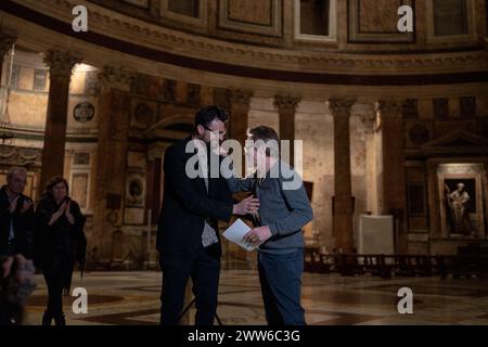 Rom, Italien. März 2024. Der Dichter Gabriele Tinti und der Schauspieler Willem Dafoe lesen die Gedichte von Gabriele Tinti am 21. März 2024 im Pantheon in Rom. (Foto: Luca Carlino/NurPhoto)0 Credit: NurPhoto SRL/Alamy Live News Stockfoto