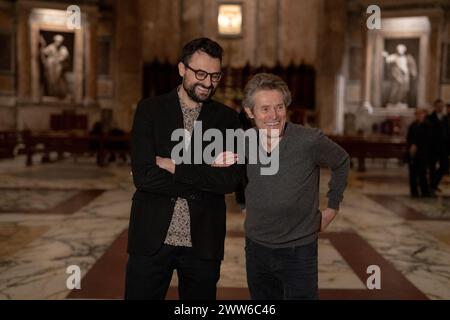 Rom, Italien. März 2024. Der Dichter Gabriele Tinti und der Schauspieler Willem Dafoe lesen die Gedichte von Gabriele Tinti am 21. März 2024 im Pantheon in Rom. (Foto: Luca Carlino/NurPhoto)0 Credit: NurPhoto SRL/Alamy Live News Stockfoto