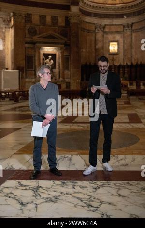 Rom, Italien. März 2024. Der Dichter Gabriele Tinti und der Schauspieler Willem Dafoe lesen die Gedichte von Gabriele Tinti am 21. März 2024 im Pantheon in Rom. (Foto: Luca Carlino/NurPhoto)0 Credit: NurPhoto SRL/Alamy Live News Stockfoto