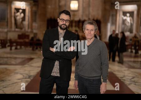 Rom, Italien. März 2024. Der Dichter Gabriele Tinti und der Schauspieler Willem Dafoe lesen die Gedichte von Gabriele Tinti am 21. März 2024 im Pantheon in Rom. (Foto: Luca Carlino/NurPhoto)0 Credit: NurPhoto SRL/Alamy Live News Stockfoto